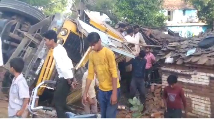 VIDEO : दमोह में बड़ा हादसा- गिट्टी से भरा ट्रक घर पर जा पलटा, दबने से 4 की मौत