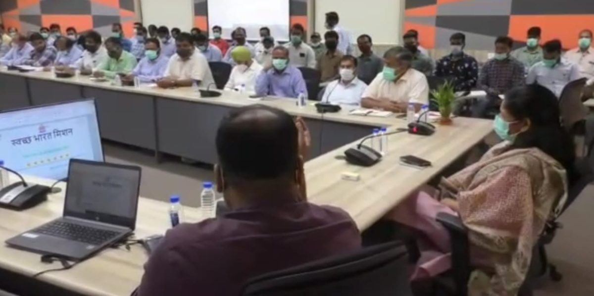इंदौर में निगम आयुक्त एक्शन मोड में, औचक निरीक्षण के साथ ही स्वच्छता को लेकर ली बैठक