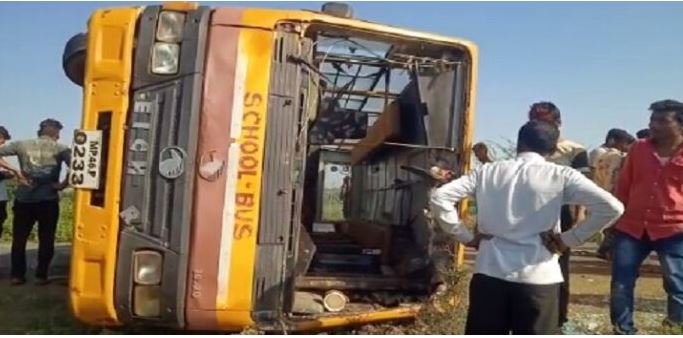VIDEO: बड़वानी में हादसा, स्कूल बस पलटने से चालक की मौत, कई बच्चे घायल