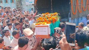 सैनिक सम्मान के साथ हुआ शहीद का अंतिम संस्कार, नम आंखों से दी विदाई