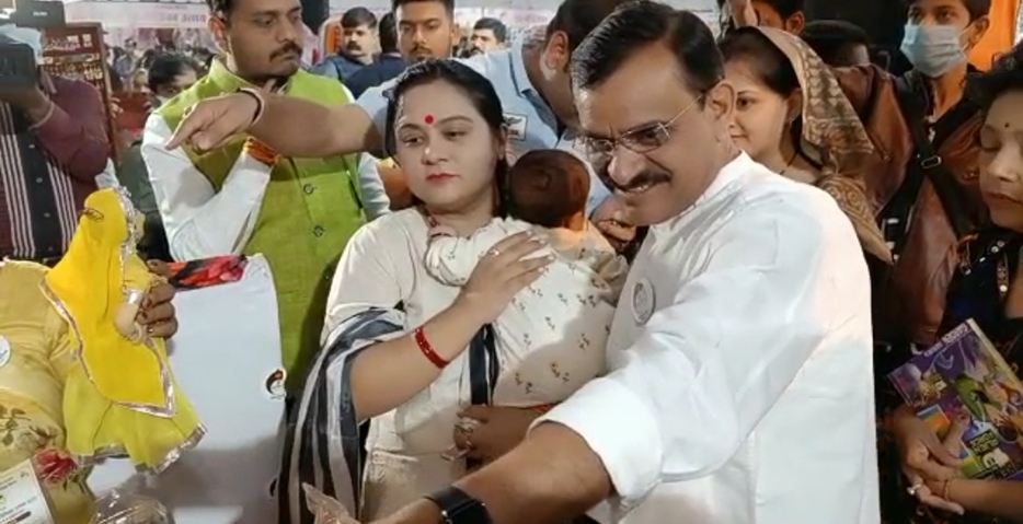 BJP प्रदेशाध्यक्ष वीडी शर्मा पत्नी के साथ सोन चिरैया उत्सव पहुंचे, खरीदारी की