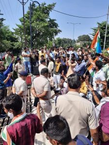 चितरंगी टीआई के विरोध में NSUI कार्यकर्ताओं ने निकाली रैली, अपहरण का मुकदमा दर्ज करने की मांग