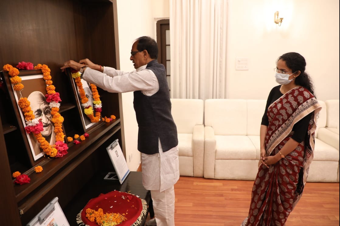CM Shivraj ने महात्मा गांधी और लाल बहादुर शास्त्री की जयंती पर किया नमन
