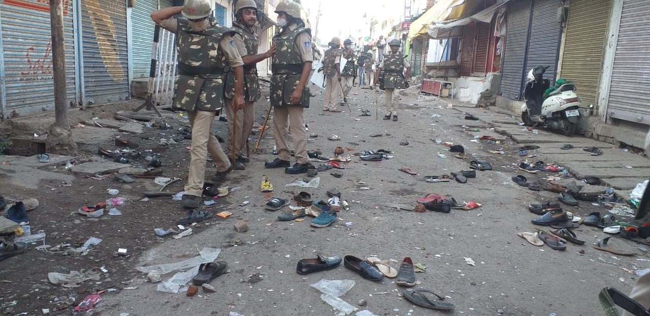 जबलपुर में डीजे बजाने को लेकर विवाद, पुलिस ने किया लाठीचार्ज और छोड़े आंसू गैस के गोले