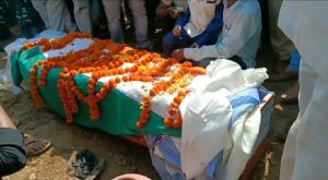 सैनिक सम्मान के साथ हुआ शहीद का अंतिम संस्कार, नम आंखों से दी विदाई