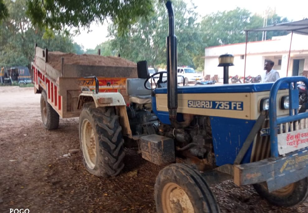 सेवढ़ा : रेत माफियाओं पर कार्रवाई, वन विभाग के अमले ने पकड़ा अवैध रेत से भरा ट्रैक्टर