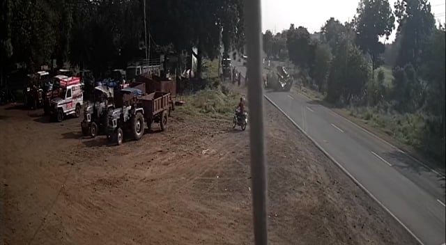 Ratlam Road Accident : मजूदरों से भरी ट्रैक्टर-ट्रॉली पलटी, 4 गंभीर घायल, गुस्साए मजदूरों ने ड्राइवर को जमकर पीटा, देखें VIDEO