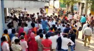 भिंड के नुनहाटा गांव की घटना पर पीड़ित परिवारों संग कांग्रेस का प्रदर्शन, कलेक्ट्रेट में किया हंगामा