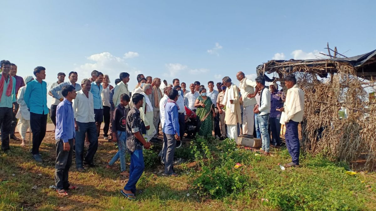 Ashoknagar : खराब फसल की जगह बाढ़ के मुआवजे का निरीक्षण करने पहुंची एडिशनल कमिश्नर, किसानों में मायूसी