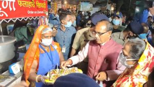 CM Shivraj ने पत्नी साधना सिंह के साथ सोन चिरैया उत्सव में की शॉपिंग, पकवानों का ज़ायका लिया