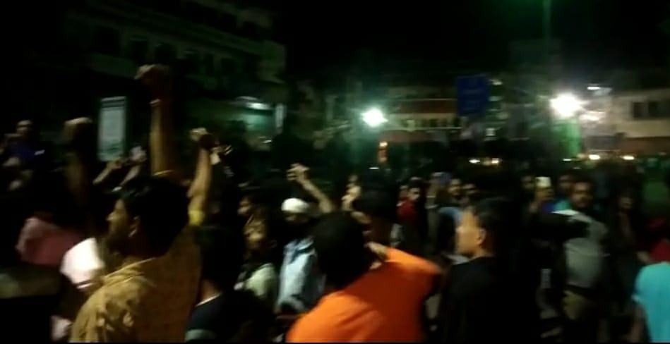 हनुमान मंदिर पर काला झंडा लगा देख भड़के लोग, हिंदू संगठन ने देर रात किया जमकर हंगामा