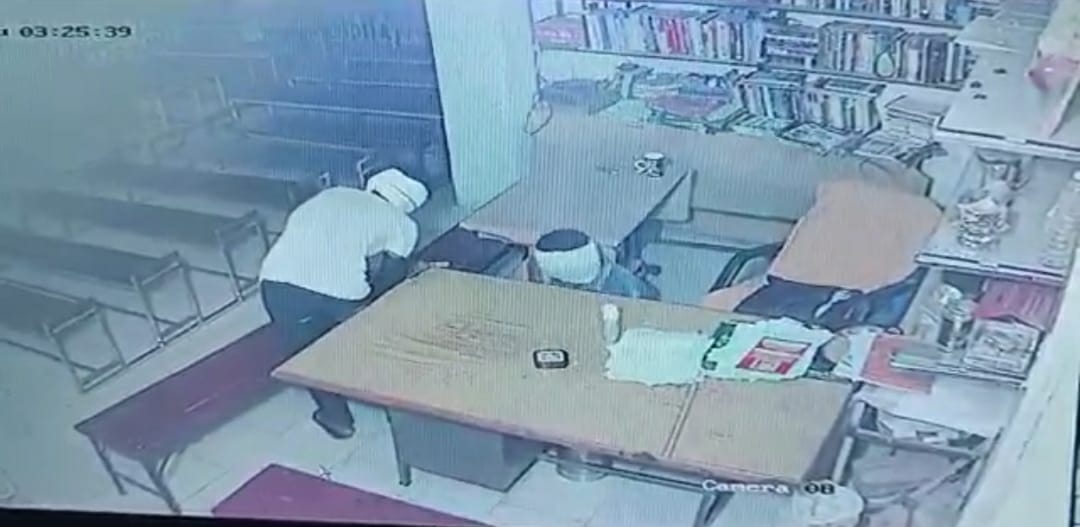 Gwalior News : घर में घुसकर रिटायर्ड टीचर से लूट, कोचिंग का ताला तोड़कर चुराए 4 लाख रुपये
