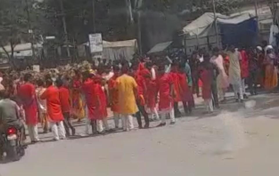 दुर्गा विसर्जन के दौरान हादसा, जुलूस में शामिल लोगों को रौंदते हुए निकली कार