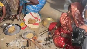 Video : आदिवासी महिला ने खिलाई शिवराज को चूल्हे की रोटी