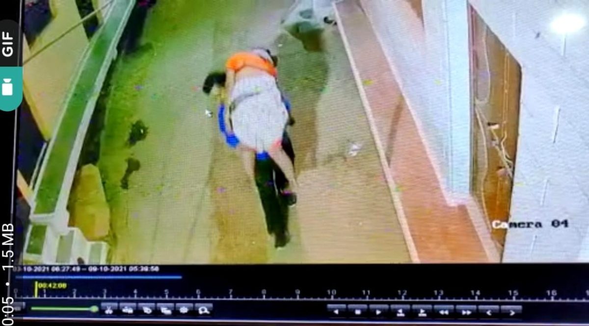 हत्या का सनसनीखेज मामला, शव को कंधे पर रखे घूमता रहा गार्ड, CCTV में कैद