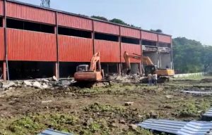 Indore News : नगर निगम की बड़ी कार्रवाई, यातायात में बाधक बड़े अवैध निर्माण गिराये