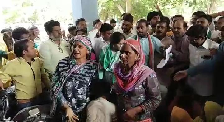 भिंड के नुनहाटा गांव की घटना पर पीड़ित परिवारों संग कांग्रेस का प्रदर्शन, कलेक्ट्रेट में किया हंगामा