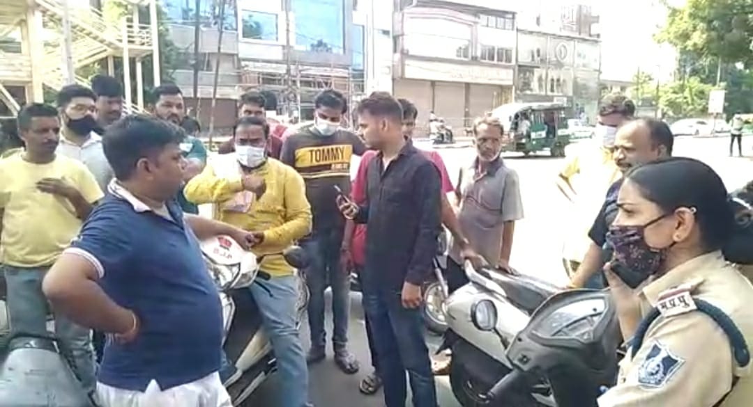 गाड़ी रोकने पर भड़के भाजपा कार्यकर्ता, ट्रैफिक पुलिस पर लगाए अभद्रता करने के आरोप