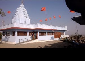 Indore news : मंदिर परिसर में घूमता तेंदुआ देख मचा हड़कंप, CCTV में कैद