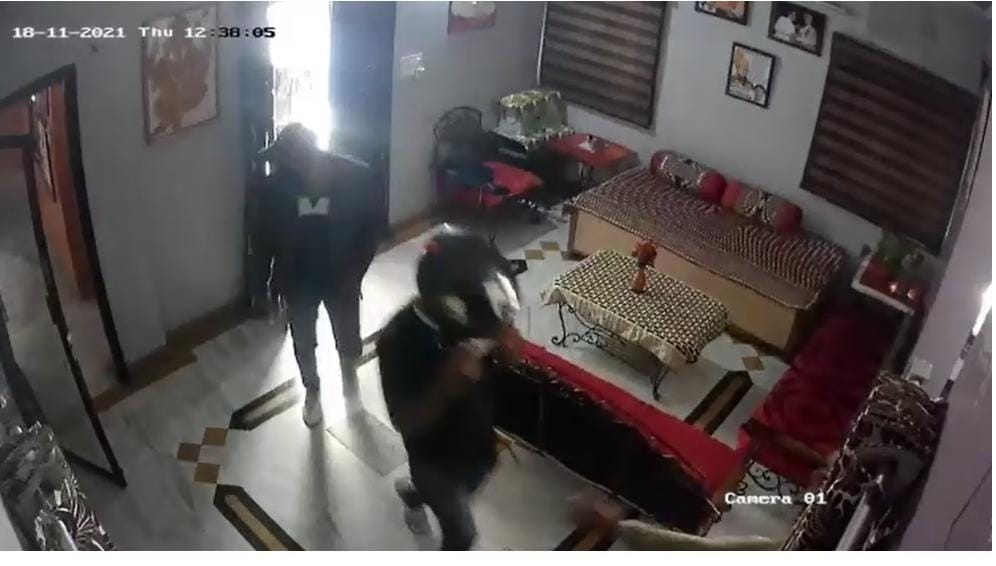 इंदौर में दिनदहाड़े डकैती की घटना, 6 बदमाशों ने घर की महिलाओं को बनाया बंधक और की लूट