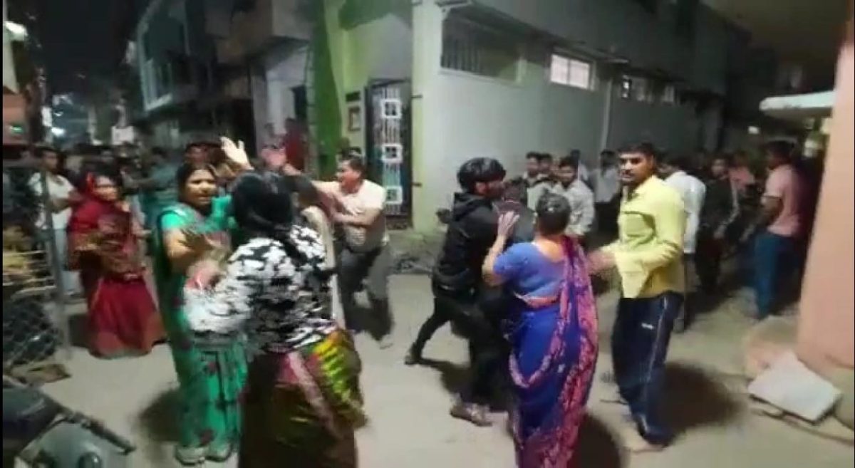 इंदौर में पड़ोसियों के बीच जमकर चले लात-घूंसे, मारपीट का Video Viral