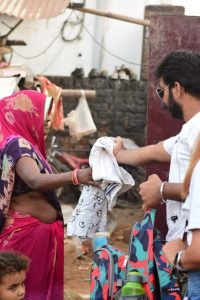Gwalior News : जरुरतमंदों के बीच जाकर मनाई दिवाली, मिठाई, पटाखे, कपडे बांटे