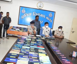 Jabalpur News : पुलिस ने धारकों को लौटाए 21 लाख के चोरी और घूमे हुए मोबाइल फोन