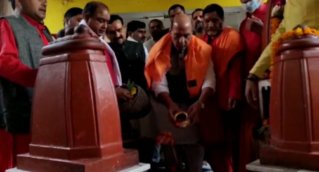 रक्षा मंत्री राजनाथ सिंह पहुंचे पीताम्बरा पीठ, माई के चरणों में झुकाया शीश