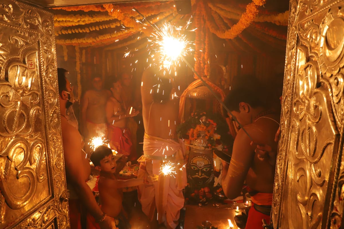 Ujjain : महाकाल मंदिर में मनाई गई दिवाली, आतिशबाजी हुई, 56 भोग चढ़े