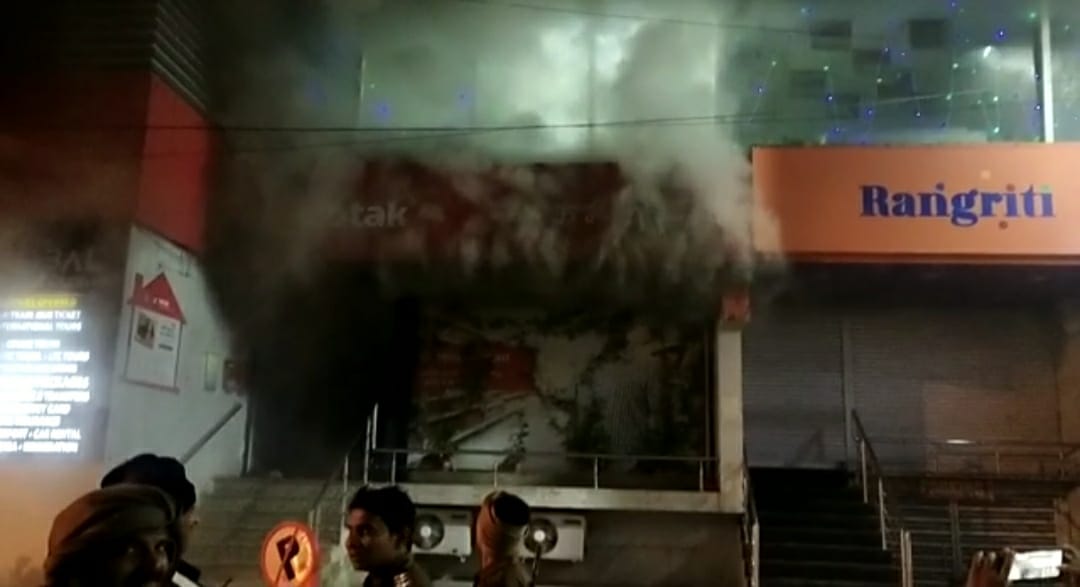 Gwalior News : कोटक महिंद्रा बैंक में आग, बैंक में रखी फाइलें, जरूरी दस्तावेज जलकर खाक