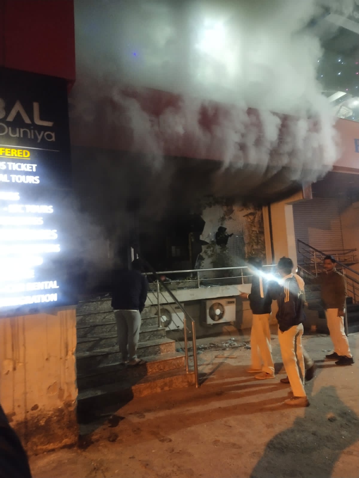Gwalior News : कोटक महिंद्रा बैंक में आग, बैंक में रखी फाइलें, जरूरी दस्तावेज जलकर खाक