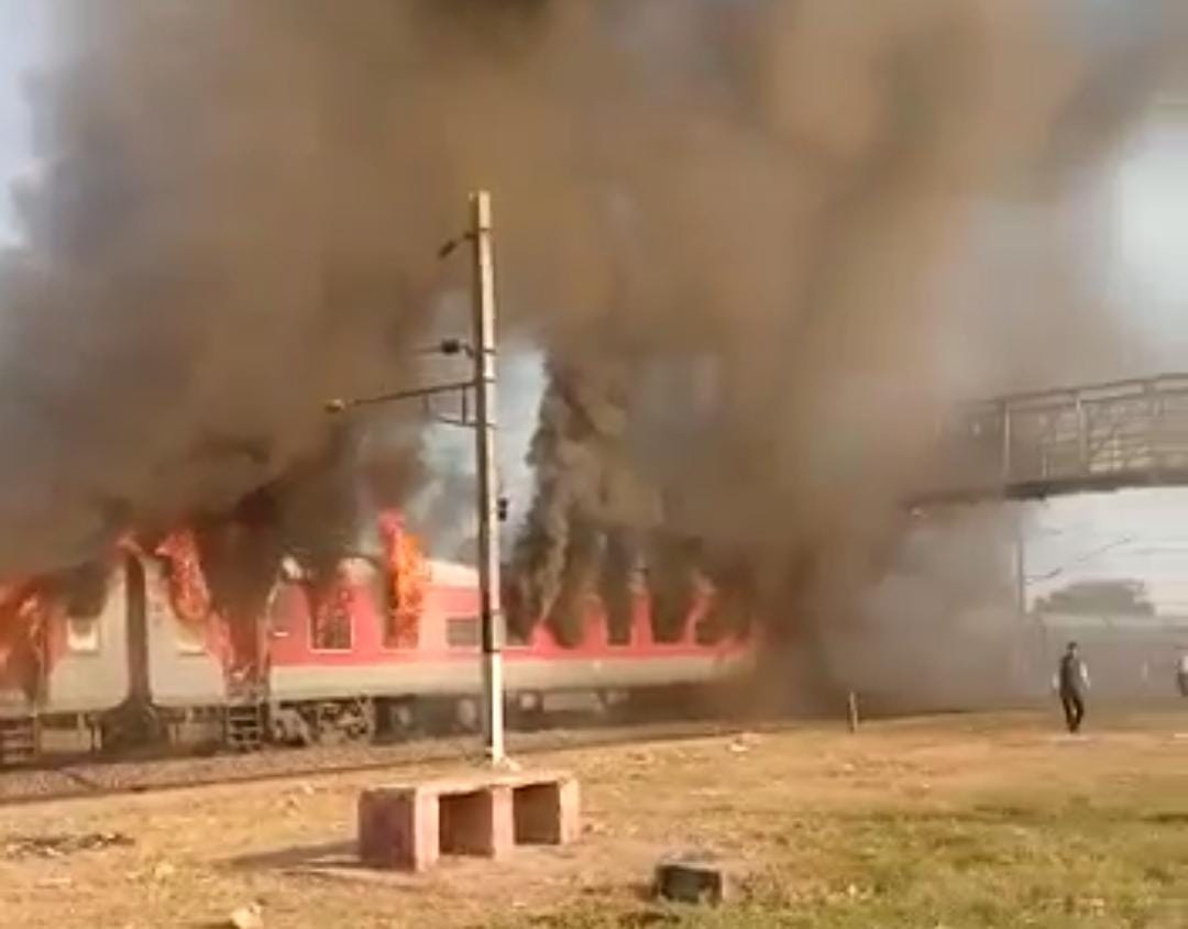 मुरैना : उधमपुर एक्सप्रेस की बोगियों में लगी भीषण आग, तीन जलकर खाक, सुरक्षित बचाए गए यात्री