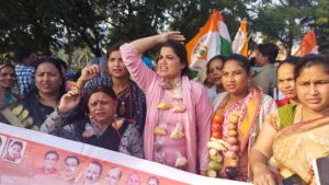 महंगाई के खिलाफ महिला कांग्रेस सड़क पर, गले में दाल-सब्जी, ठेले पर सिलेंडर रख जताया विरोध
