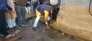 नाले में उतरकर ऊर्जा मंत्री प्रद्युम्न सिंह तोमर ने निकाली गंदगी, अधिकारियों को दिखाई सफाई की हकीकत