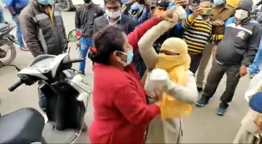 जब mask न पहनने पर चालानी कार्रवाई से नाराज female ने महिला पुलिस कर्मी को ही धुना