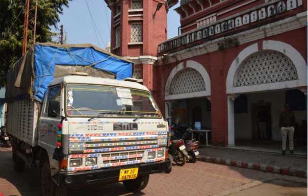 जबलपुर : शासकीय खाद्यान्न की कालाबाजारी करने के मामले में पुलिस ने पिता-पुत्र को किया गिरफ्तार