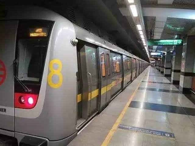 Delhi metro: यात्रीगण कृपया ध्यान दें, अब एक मेट्रो कोच में सिर्फ 25 यात्री ही हो पाएंगे सवार