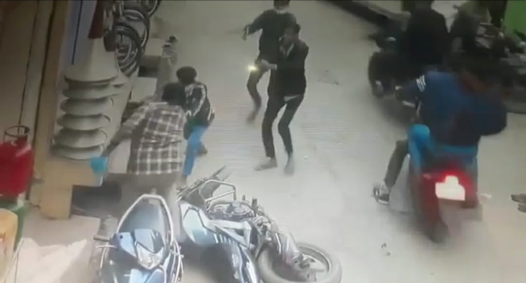 मुरैना में अपराधियों के हौसले बुलंद, बीच बाजार प्रॉपर्टी डीलर को मारी गोली