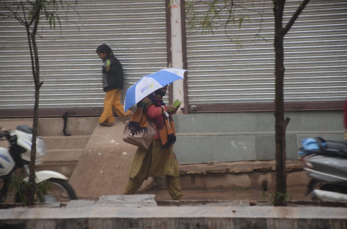 WEATHER UPDATE : मावठ की पहली बारिश से खिले किसानों के चेहरे, मौसम में ठंडक बढ़ी