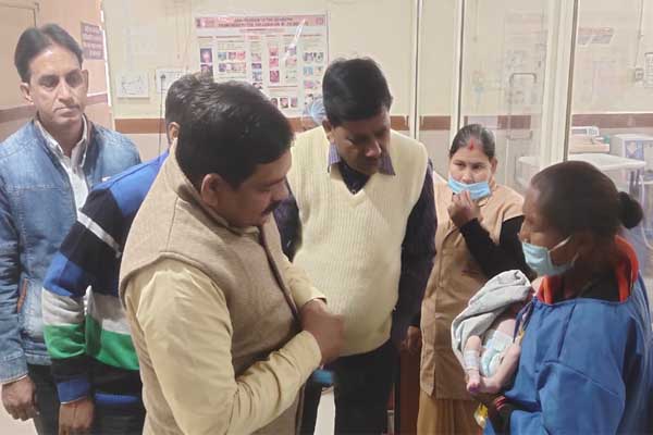 अशोकनगर : जमीन के अंदर मिला बालक बना पृथ्वीराज, 20 दिन बाद ईलाज कराकर भोपाल से पहुंचा गृहनगर
