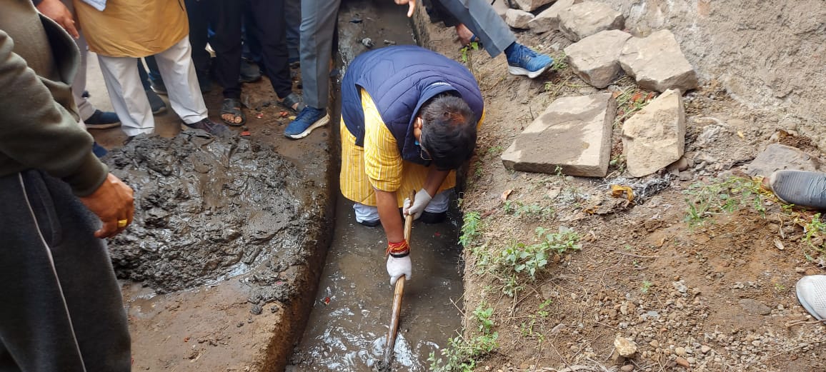 नाले में उतरकर ऊर्जा मंत्री प्रद्युम्न सिंह तोमर ने निकाली गंदगी, अधिकारियों को दिखाई सफाई की हकीकत