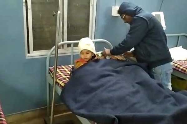 जबलपुर : बेर समझ के बच्चो ने खा लिए थे अरंडी के बीज, बच्चे हुए बीमार, अस्पताल में किया गया भर्ती