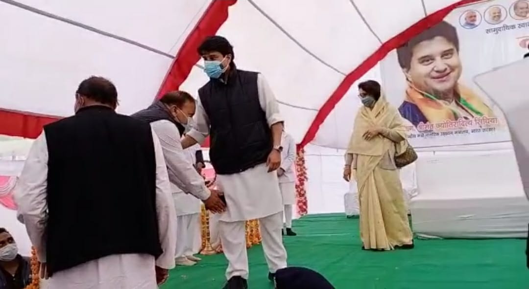 कांग्रेस विधायक ने मंच पर छुए सिंधिया के पैर, चर्चाओं का बाजार गर्म, देखें वीडियो