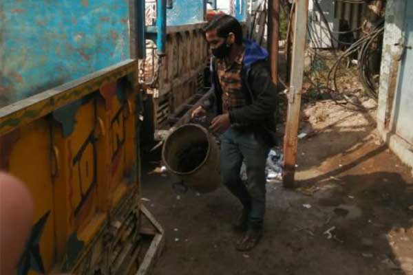 कर्मचारी ने सड़क पर कचरा फेंका तो उसी से कराया साफ, मालिक ने भरा 25,000 रुपये का जुर्माना