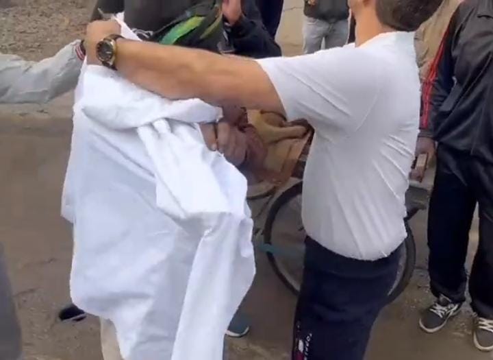 VIDEO VIRAL: विधायक की दरियादिली, बुजुर्ग को पहनाई अपनी जैकेट