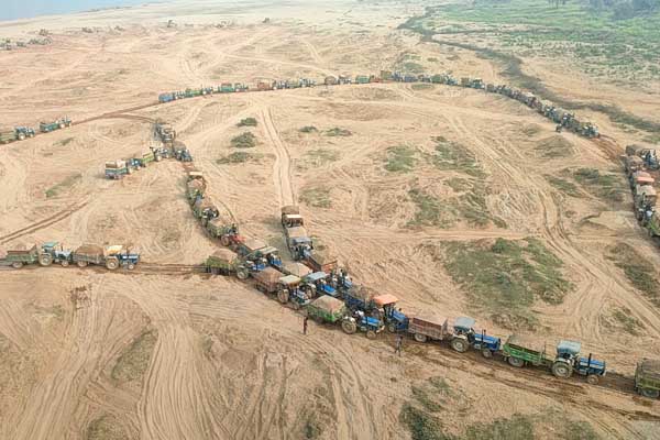 मुरैना : चंबल में हजारों ट्रैक्टर ट्रालियों से हो रहा रेत का अवैध उत्खनन, वन विभाग बना मौन