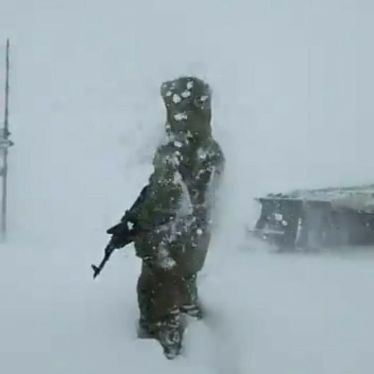 बर्फबारी में भी दुश्मन पर नजरें गड़ाए सैनिक का वीडियो वायरल, CM की ऐसी रही प्रतिक्रिया