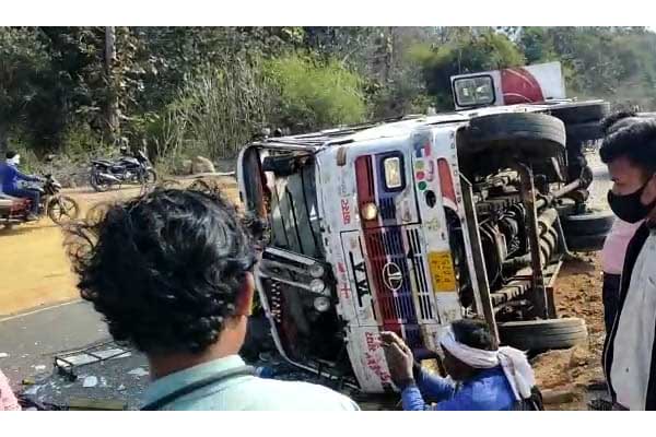 बैतूल : नागपुर से भोपाल जा रही बसंत बस बरेठा घाट के पास पलटी 22 लोग घायल