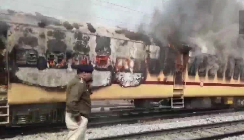 बिहार: रेलवे की एग्जाम के परिणामों के खिलाफ छात्रों ने जला दी रेल की बोगी