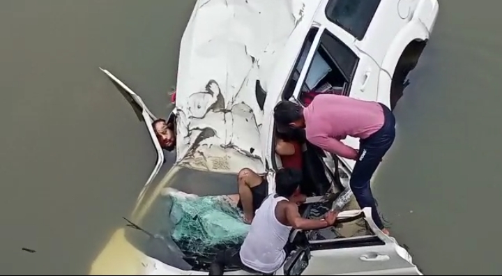 Damoh news: तेज़ रफ़्तार स्कॉर्पियो अनियंत्रित होकर नदी में जा गिरी, स्थानीय युवाओं ने ठंडे पानी में से निकाला शव 